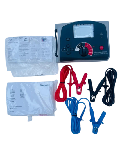 It can measure insulation resistance from 100 kΩ up to 1 TΩ, making it suitable for various high-voltage testing applications.